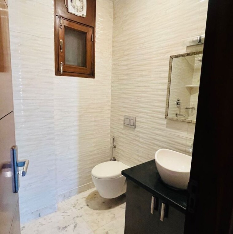 Bathroom, south extension i 3 Bedroom 1800 Sq.Ft. Builder Floor In South Extension I Delhi 10059562