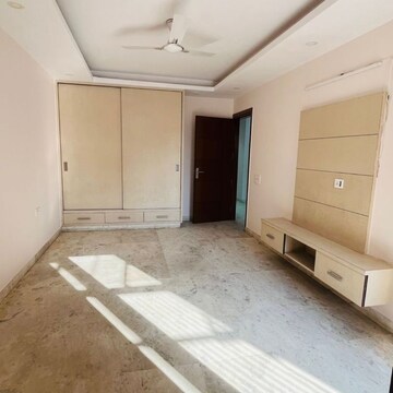 Room in 3 BHK Builder Floor at South Extension I – for Rent