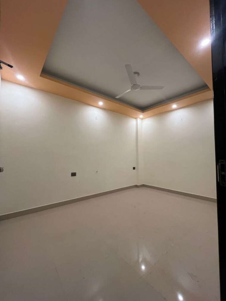 Room, rajpur khurd extension 3 Bedroom 125 Sq.Yd. Builder Floor In Rajpur Khurd Extension Delhi 10059687