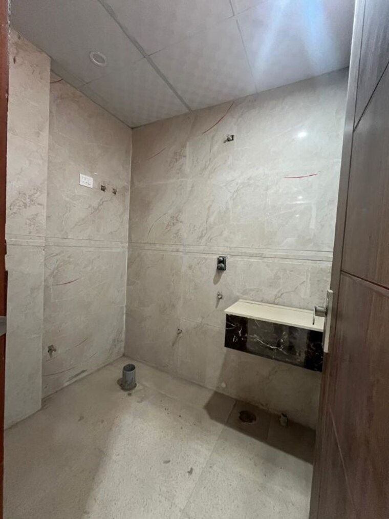 Bathroom, rajpur khurd extension 3 Bedroom 120 Sq.Yd. Builder Floor In Rajpur Khurd Extension Delhi 10059747