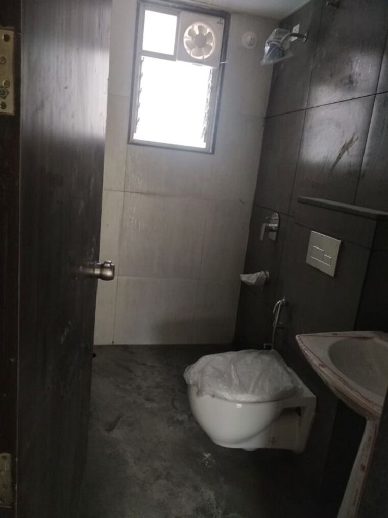 Bathroom, five-star-royal-entrada 2 Bedroom 840 Sq.Ft. Apartment In Wakad Pune 10059784