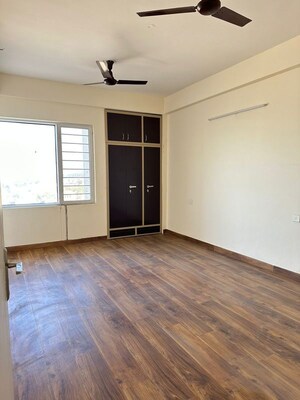 Room in 3 BHK Apartment at Malwa Escon Primera, International Airport Road – for Rent