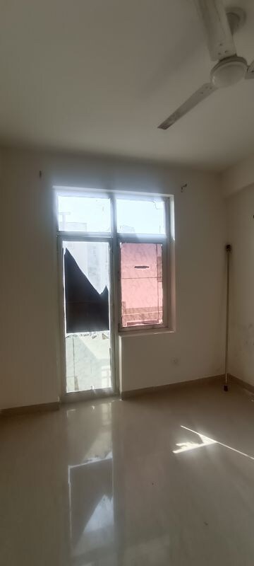 Room in 2 BHK Apartment at Shree Vardhman Mantra, Sector 67 – for Rent