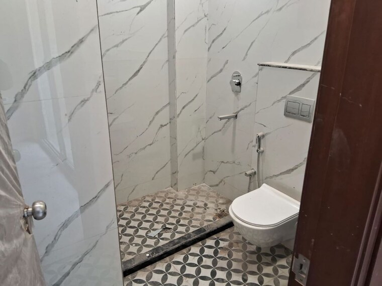 Bathroom, east of kailash 3 Bedroom 1114 Sq.Ft. Builder Floor In East Of Kailash Delhi 10059836