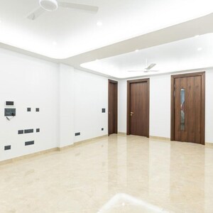 Room in 3 BHK Builder Floor at South Extension ii – for Rent