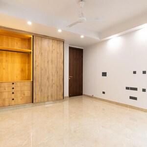 Room in 3 BHK Builder Floor at South Extension ii – for Rent