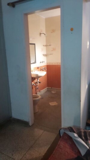 Bathroom in 1 RK Apartment at Mayur Vihar – for Rent