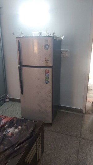 Bathroom in 1 RK Apartment at Mayur Vihar – for Rent