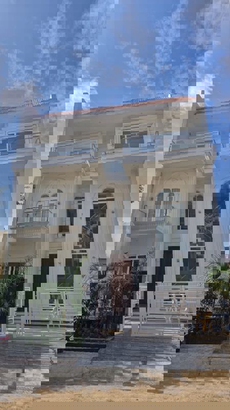 6 BHK + Servant Room 2000 Sq.Ft. Independent House in DLF Hyde Park