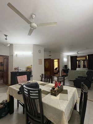 Master Bedroom in 3 BHK Builder Floor at DLF Atria, Dlf Phase ii – for Rent