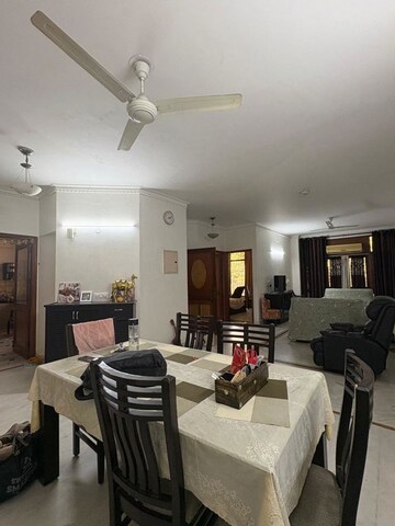 Master Bedroom in 3 BHK Builder Floor at DLF Atria, Dlf Phase ii – for Rent