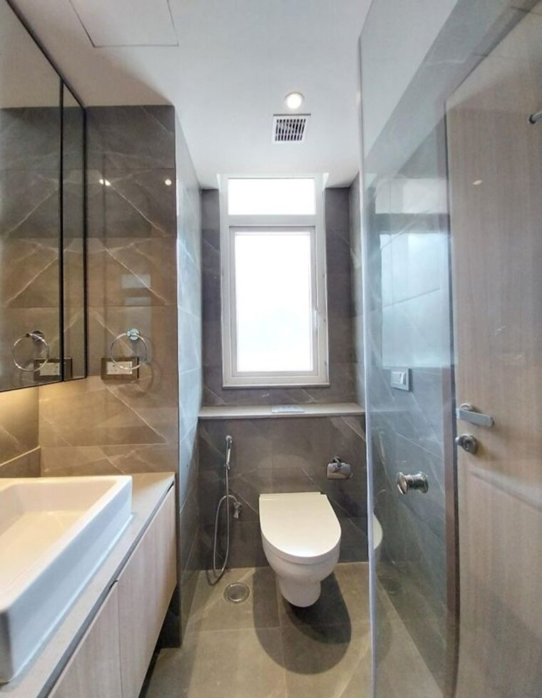 Bathroom, dlf-building-10 4 Bedroom 3000 Sq.Ft. Builder Floor In Dlf Phase ii Gurgaon 10060159