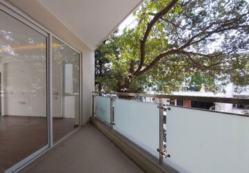 Balcony in 4 BHK Builder Floor at DLF Building 10, Dlf Phase ii – for Rent