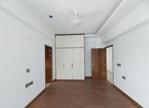 Room in 4 BHK Builder Floor at DLF Building 10, Dlf Phase ii – for Rent