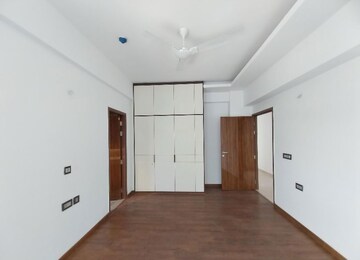 Room in 4 BHK Builder Floor at DLF Building 10, Dlf Phase ii – for Rent