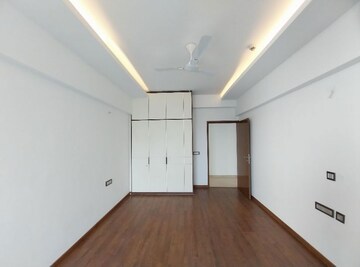 Room in 4 BHK Builder Floor at DLF Building 10, Dlf Phase ii – for Rent