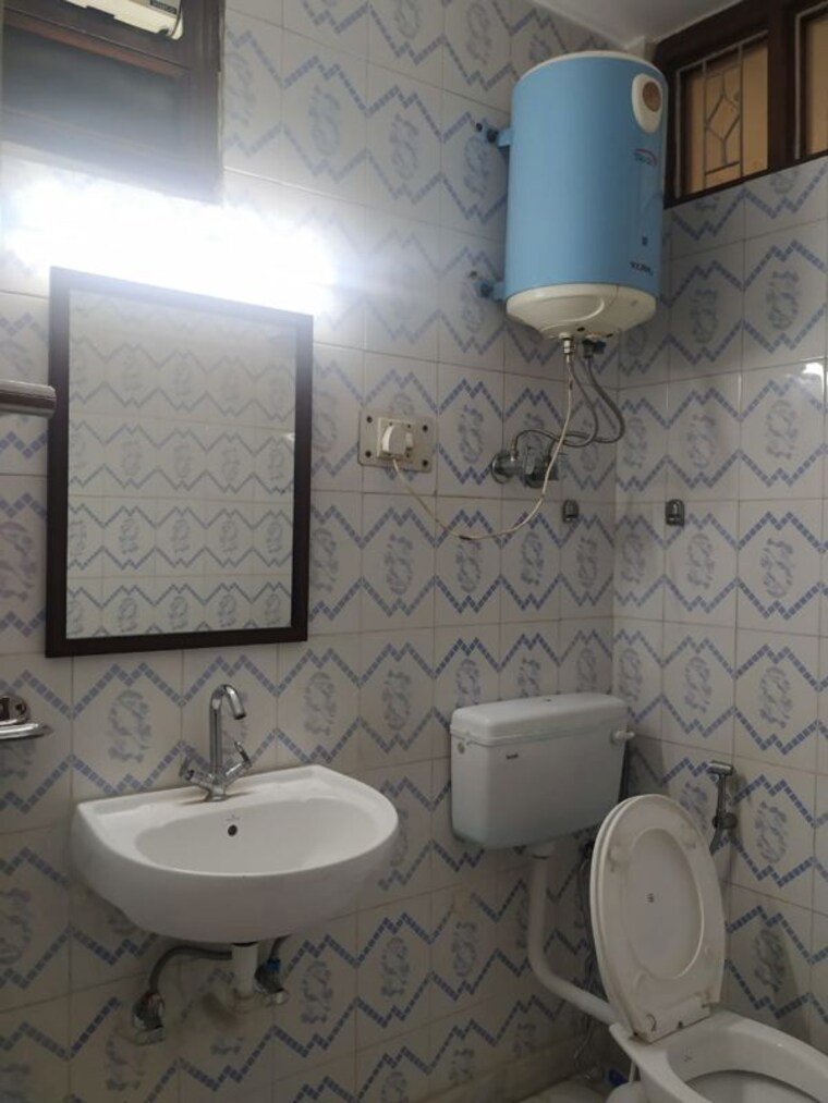 Bathroom, khirki extension 1 Bedroom 500 Sq.Ft. Apartment In Khirki Extension Delhi 10060184