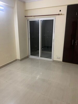 Room in 2.5 BHK Apartment at Saviour Park, Mohan Nagar – for Rent