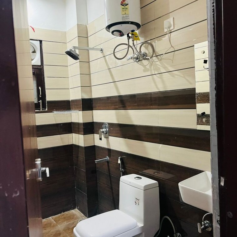 Bathroom, sector 105 3 Bedroom 250 Sq.Mt. Apartment In Sector 105 Noida 10060240
