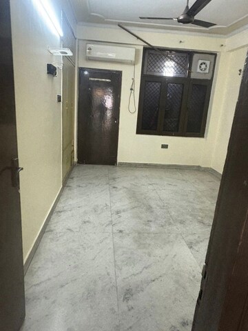 Room in 3.5 BHK Builder Floor at Spring Field, Sector 31 – for Rent