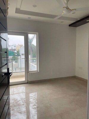 Room in 1.5 BHK Apartment at DLF Cyber SEZ, Sector 24 – for Rent