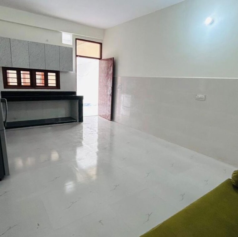 Room, sector 122 3 Bedroom 250 Sq.Mt. Apartment In Sector 122 Noida 10060343