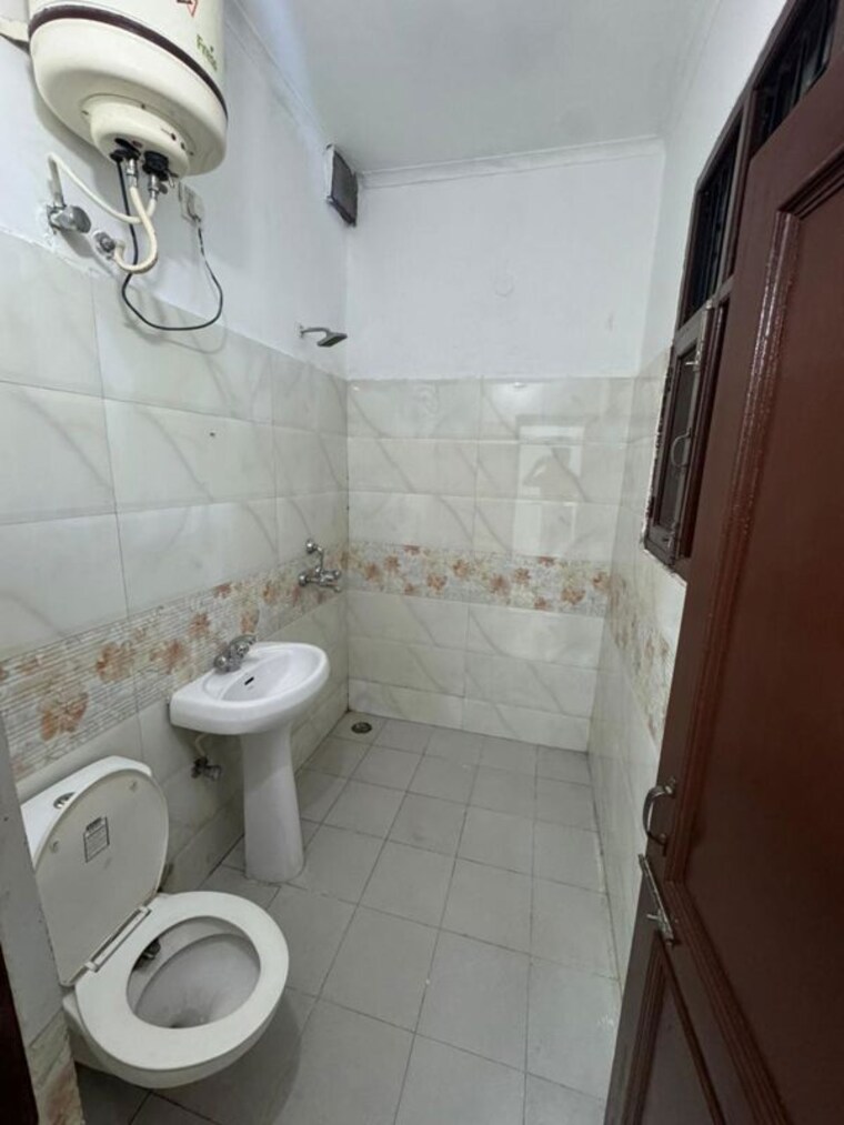 Bathroom, dhakoli 3 Bedroom 1450 Sq.Ft. Builder Floor In Dhakoli Zirakpur 10060440