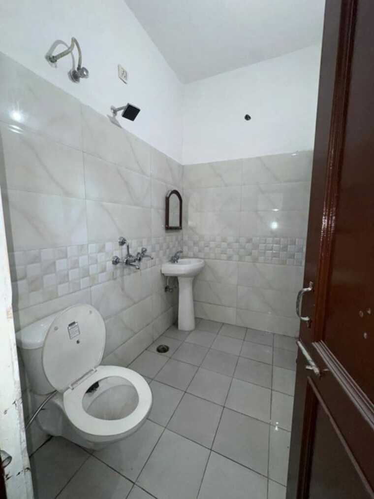 Bathroom, dhakoli 3 Bedroom 1450 Sq.Ft. Builder Floor In Dhakoli Zirakpur 10060440