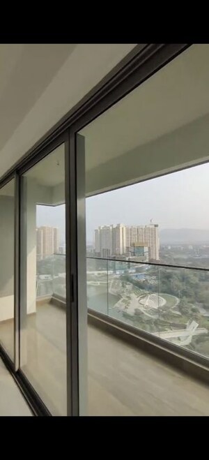 Room in 4 BHK Apartment at Kalpataru Immensa, Kolshet Road – for Sale