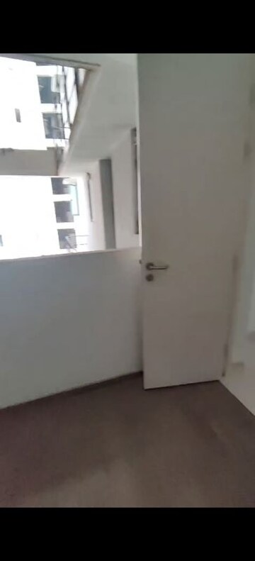 Room in 4 BHK Apartment at Kalpataru Immensa, Kolshet Road – for Sale