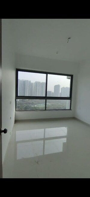 Room in 4 BHK Apartment at Kalpataru Immensa, Kolshet Road – for Sale