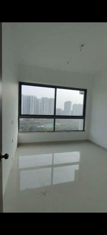 Room in 4 BHK Apartment at Kalpataru Immensa, Kolshet Road – for Sale