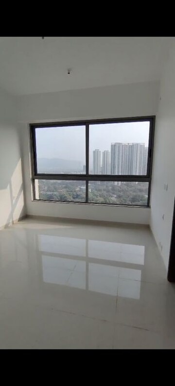 Room in 4 BHK Apartment at Kalpataru Immensa, Kolshet Road – for Sale