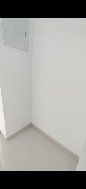 Room in 4 BHK Apartment at Kalpataru Immensa, Kolshet Road – for Sale