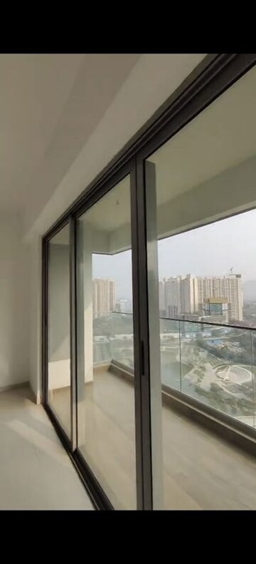 Room in 4 BHK Apartment at Kalpataru Immensa G, Kolshet Road – for Sale