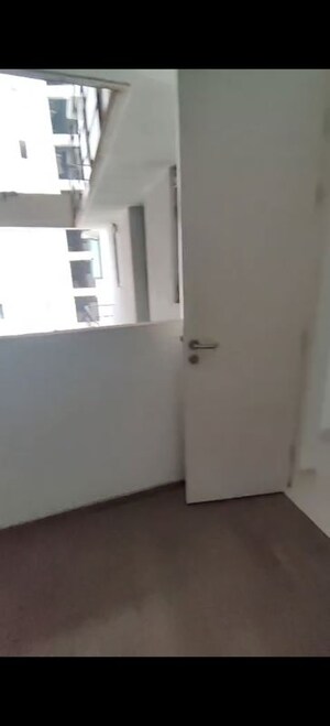 Room in 4 BHK Apartment at Kalpataru Immensa G, Kolshet Road – for Sale