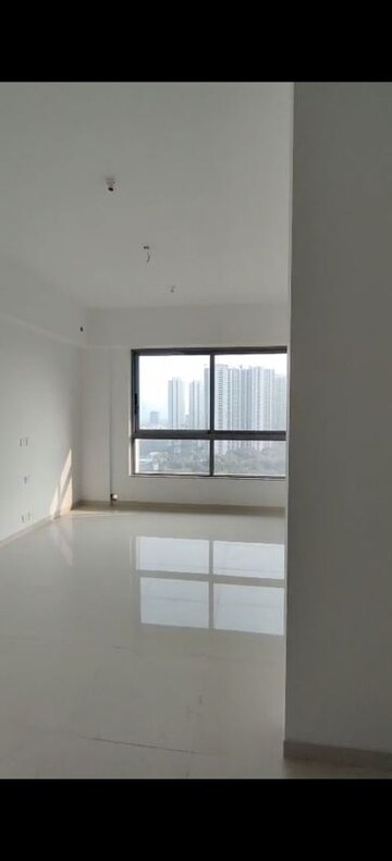 Room in 4 BHK Apartment at Kalpataru Immensa G, Kolshet Road – for Sale