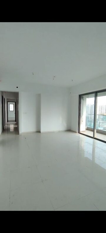 Room in 4 BHK Apartment at Kalpataru Immensa G, Kolshet Road – for Sale