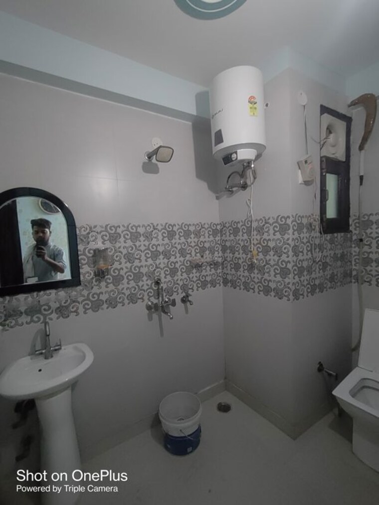 Bathroom, dwarka mor 1 Bedroom 50 Sq.Yd. Builder Floor In Dwarka Mor Delhi 10060551