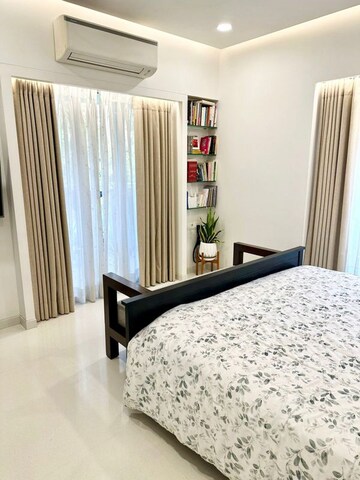 Bedroom in 5 BHK Apartment at Khar West – for Rent