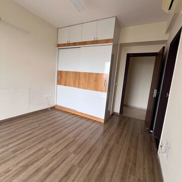 Room in 2.5 BHK Apartment at Godrej Oasis, Sector 88a – for Rent