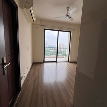 Room in 2.5 BHK Apartment at Godrej Oasis, Sector 88a – for Rent