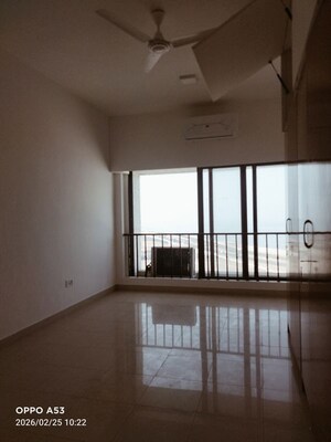 Room in 3 BHK Apartment at Sterling Seaface, Worli – for Rent