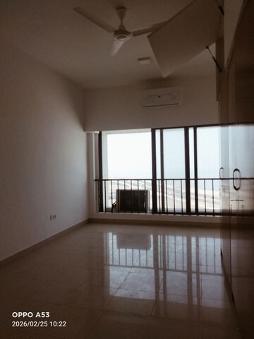 Room in 3 BHK Apartment at Sterling Seaface, Worli – for Rent