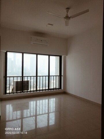 Room in 3 BHK Apartment at Sterling Seaface, Worli – for Rent