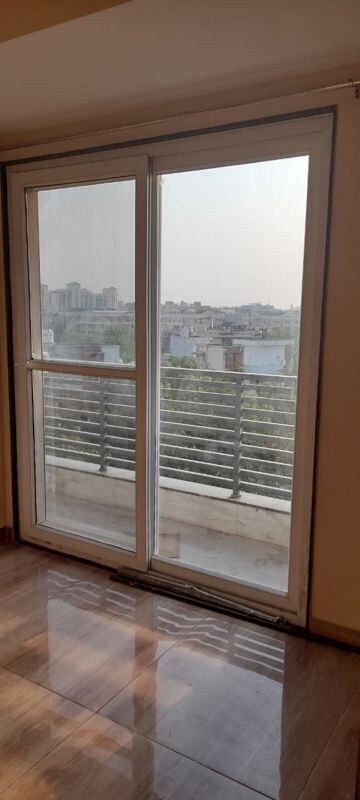 Room in 2 BHK Builder Floor at Suncity Heights, Sector 54 – for Rent