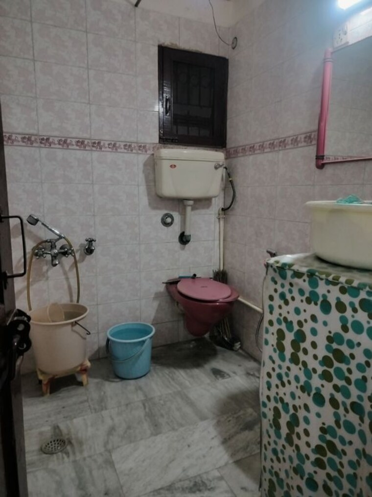 Bathroom, vasant kunj 4 Bedroom 2200 Sq.Ft. Apartment In Vasant Kunj Delhi 10060875