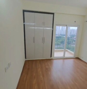 Room in 3 BHK Apartment at Amrapali Dream Valley, Tech Zone 4 Greater Noida – for Rent