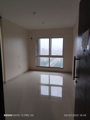 Room in 1.5 BHK Apartment at Sheth Zuri, Laxmi Nagar – for Rent