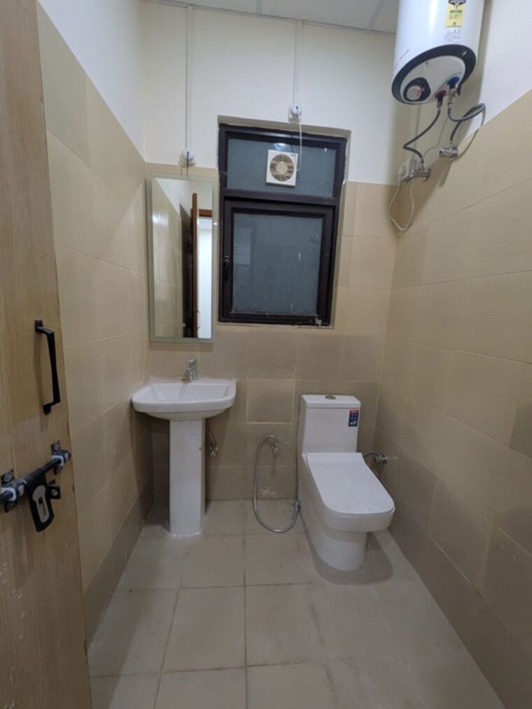 Bathroom, sushant-lok-2 2 Bedroom 1345 Sq.Ft. Builder Floor In Sector 57 Gurgaon 10061048